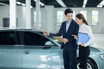 汽車銷售服務(wù)人員討論