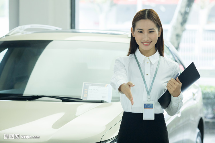 女性汽車(chē)銷售介紹汽車(chē)